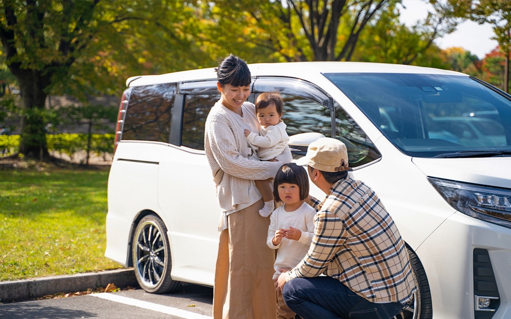 Family preparing for Tivoli day trip in a minivan.