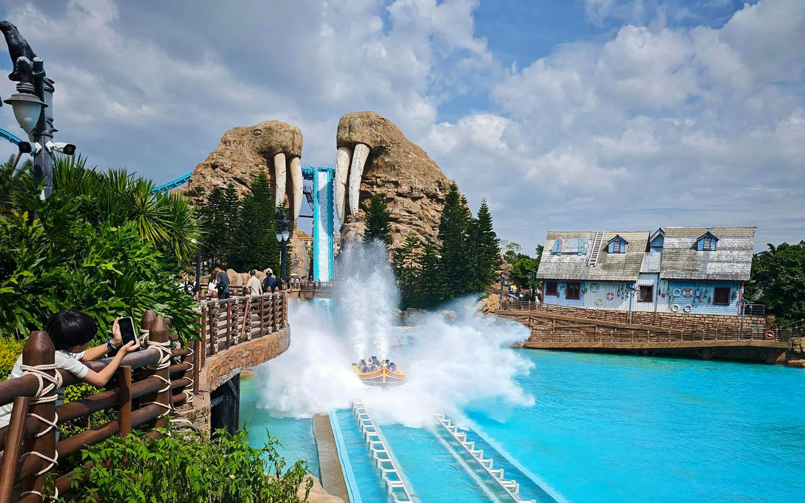 Walrus Splash water ride at Chimelong Ocean Kingdom, Zhuhai, with boat creating a large splash.
