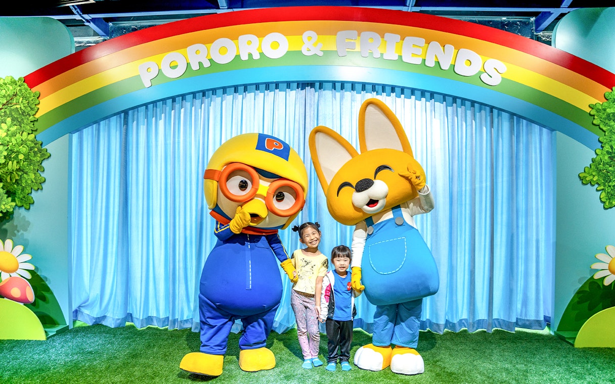 Children posing with Pororo and Eddy characters at Pororo Park Singapore.