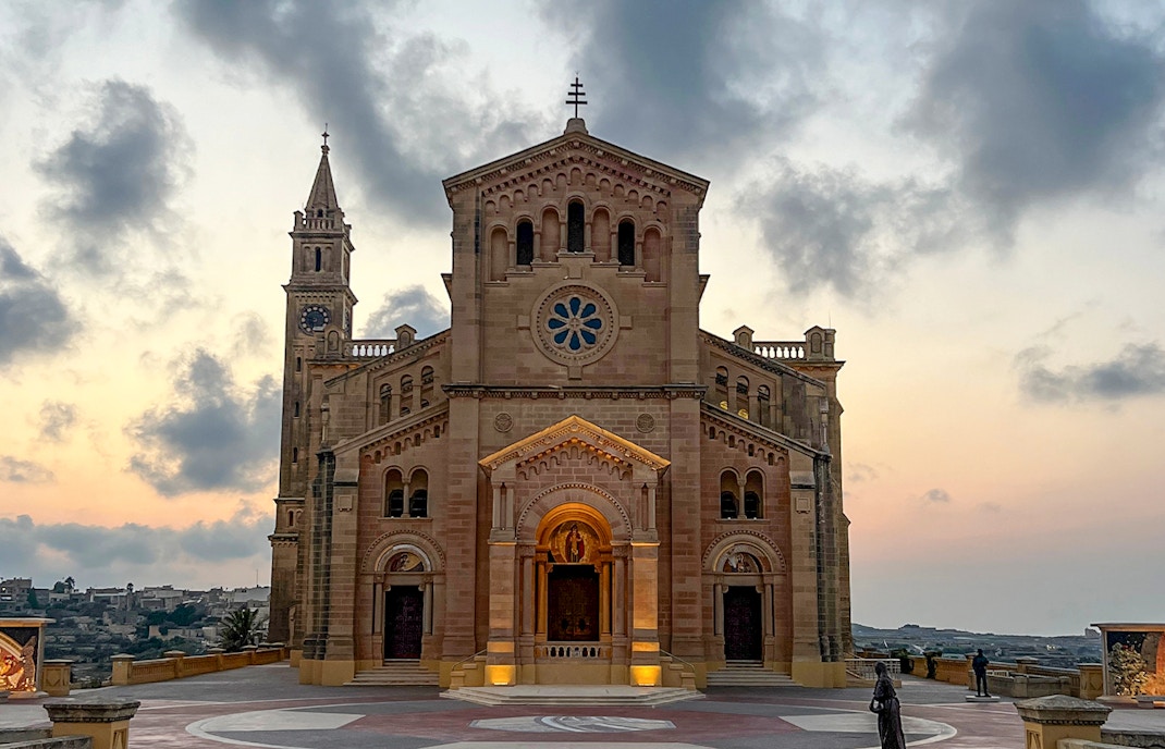 Basilique de Ta'Pinu à Gozo, Malte, et paysage environnant.