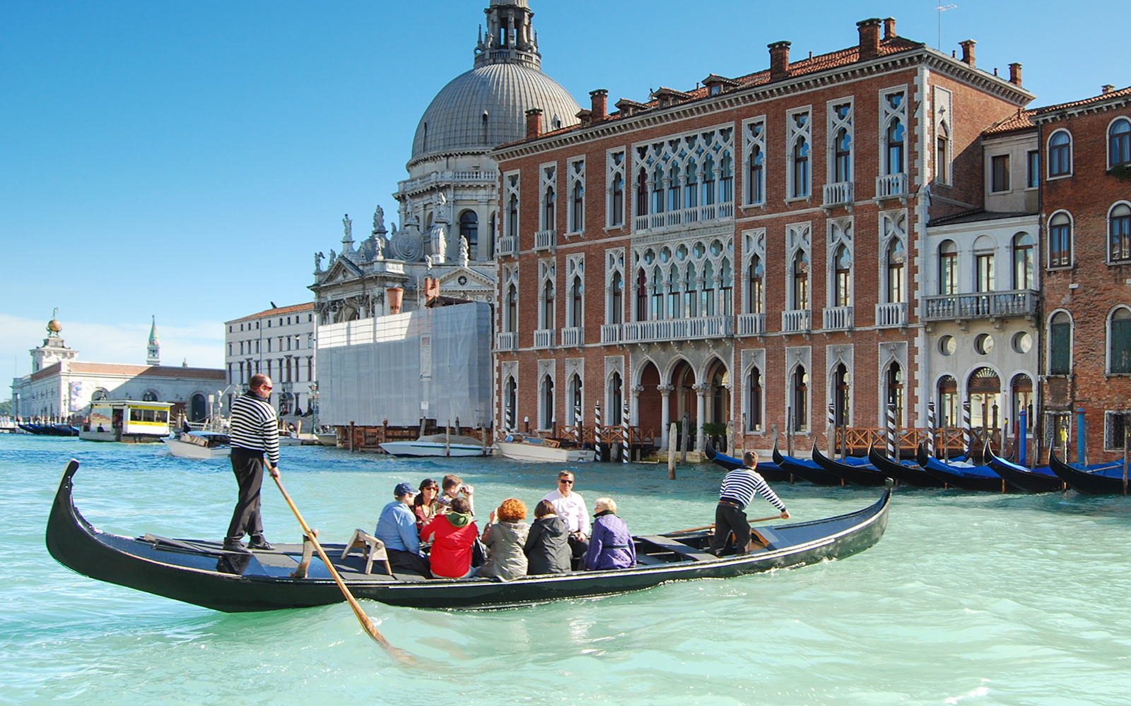 Un gruppo di persone in gondola - giro gondola venezia