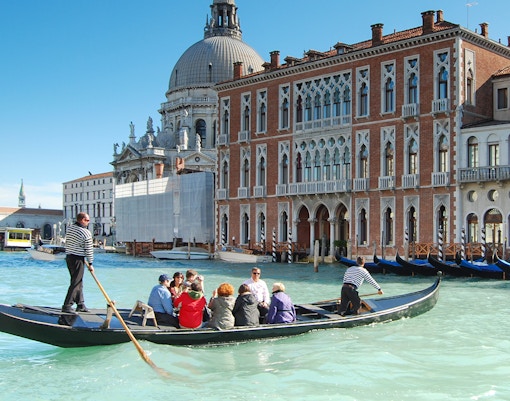 Un gruppo di persone in gondola - giro gondola venezia