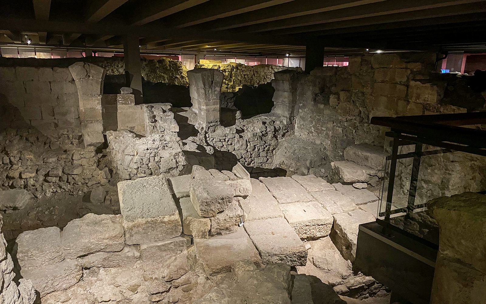 cathedral's crypt & notre dame outdoor guided tour-7