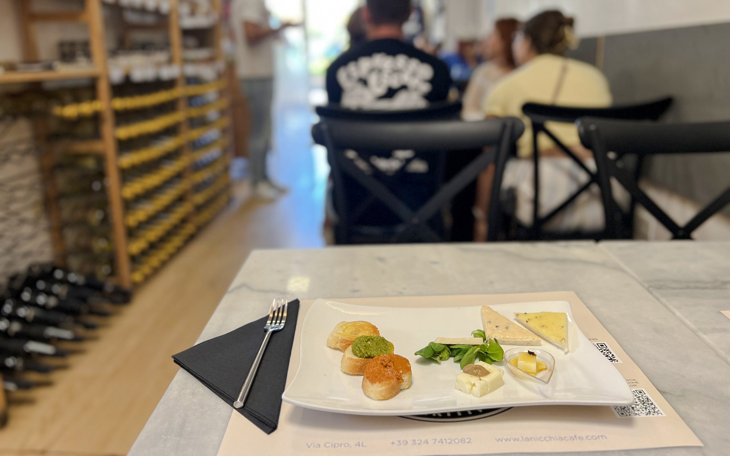 Tasting plate with cheese and bruschetta at La Nicchia Café, Italy.