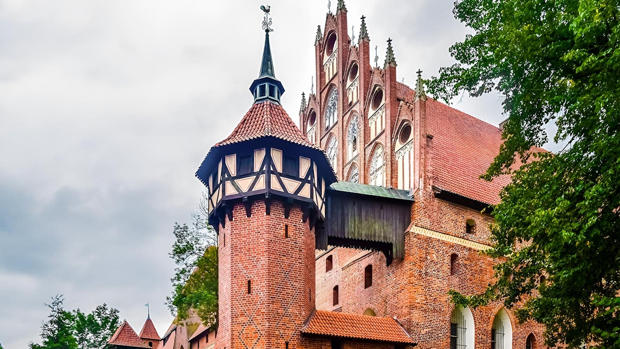 How to reach Malbork Castle?