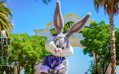 Bugs Bunny welcoming visitors at Parque Warner Madrid entrance.