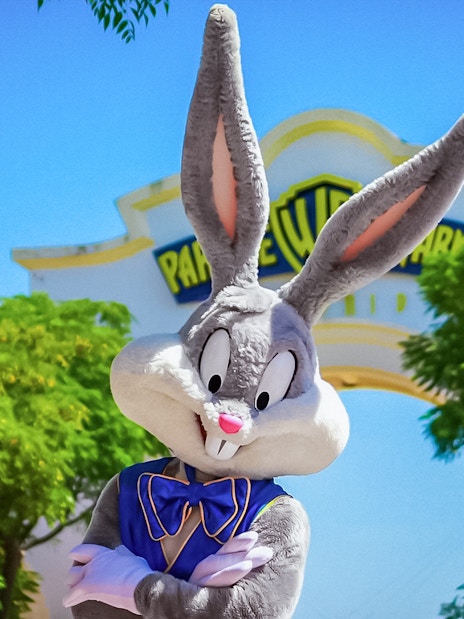 Bugs Bunny welcoming visitors at Parque Warner Madrid entrance.