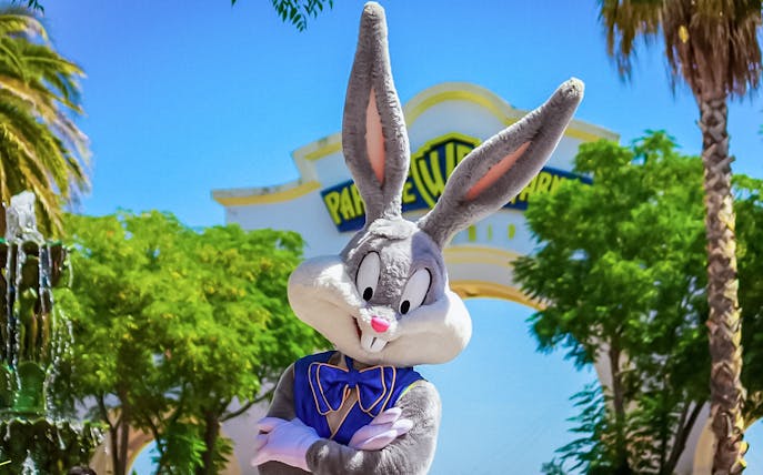 Bugs Bunny welcoming visitors at Parque Warner Madrid entrance.