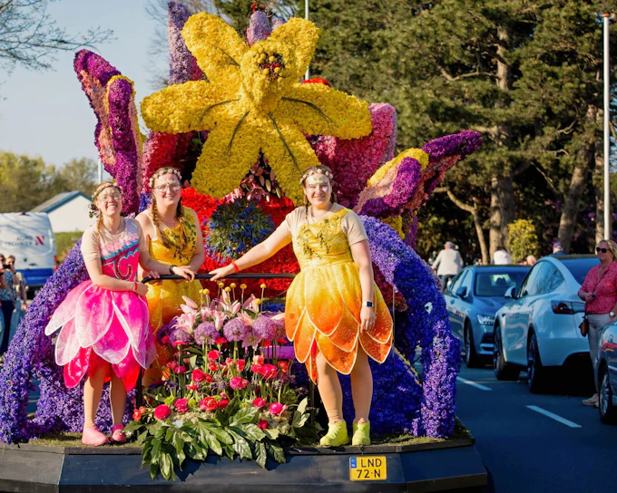 From Amsterdam: Keukenhof Guided Tour with Flower Parade Access