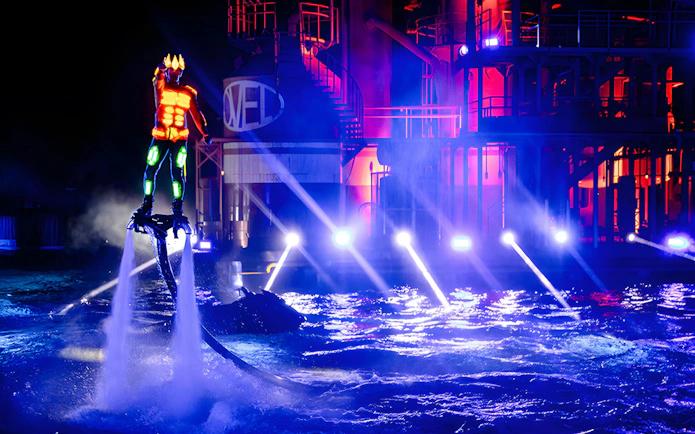 Performer on water jetpack at Parque Warner night show.