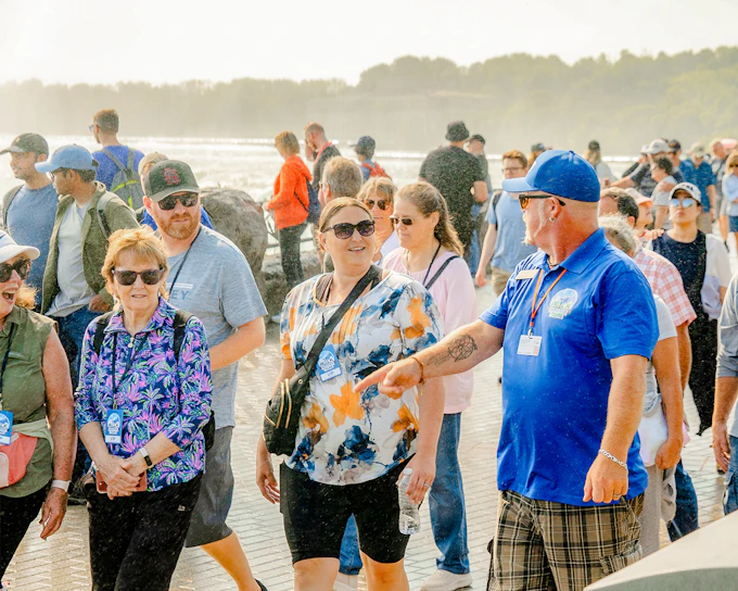 Niagara Falls Canada: Guided Tour with Hornblower Cruise