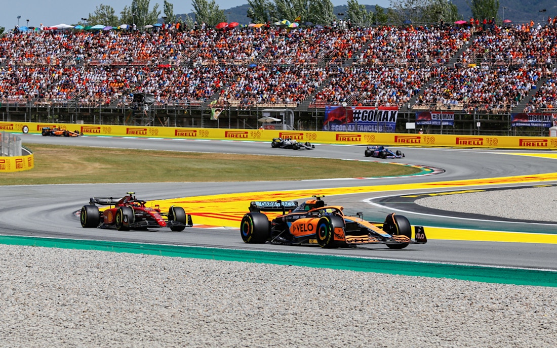 Coches de Fórmula 1 corriendo en el Circuit de Barcelona-Catalunya (España).