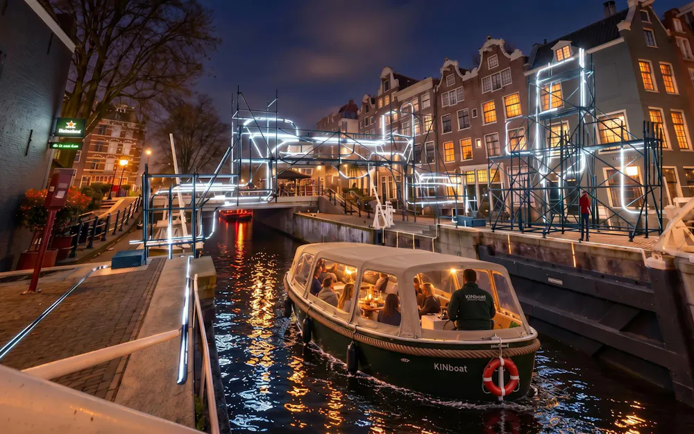 Amsterdam Light Festival: crociera al coperto di 75 minuti con bevanda in omaggio e stroopwafel