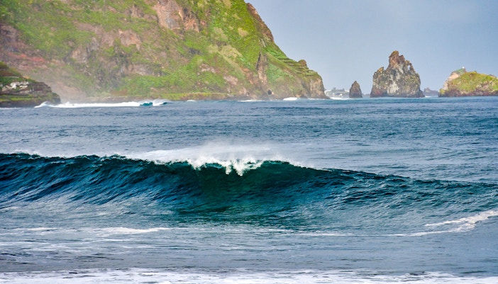 Madeira Surfing waves