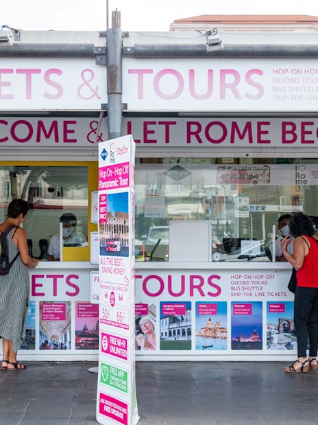 Ticket booth for I Love Rome Hop-On Hop-Off Tour in Rome.