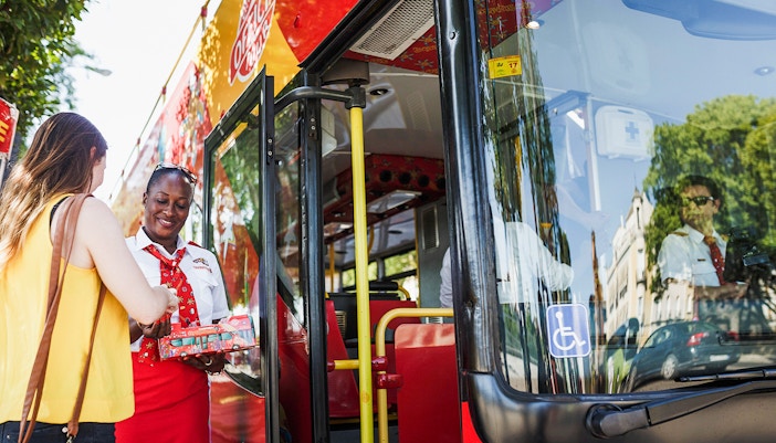 Mujer subiendo a un bus turistico cartagena