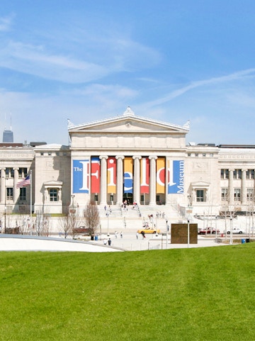Field Museum of Natural History entrance in Chicago with visitors on steps.