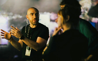 Tour guide explaining to tourists during Fotografiska Berlin tour.