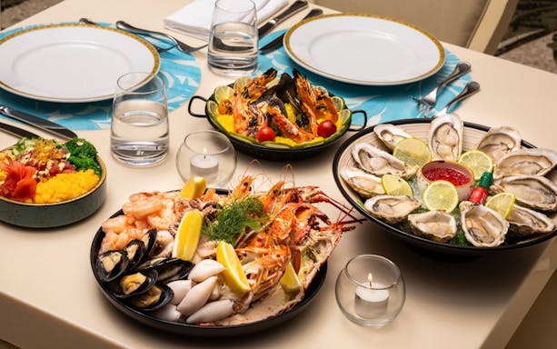 «giardino ocean feast»: ужин-шведский стол с морепродуктами в ресторане, оформленном в стиле версаче-3