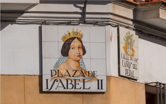 Plaza de Isabel II street sign in Madrid, part of the Escape the Inquisition city exploration game.