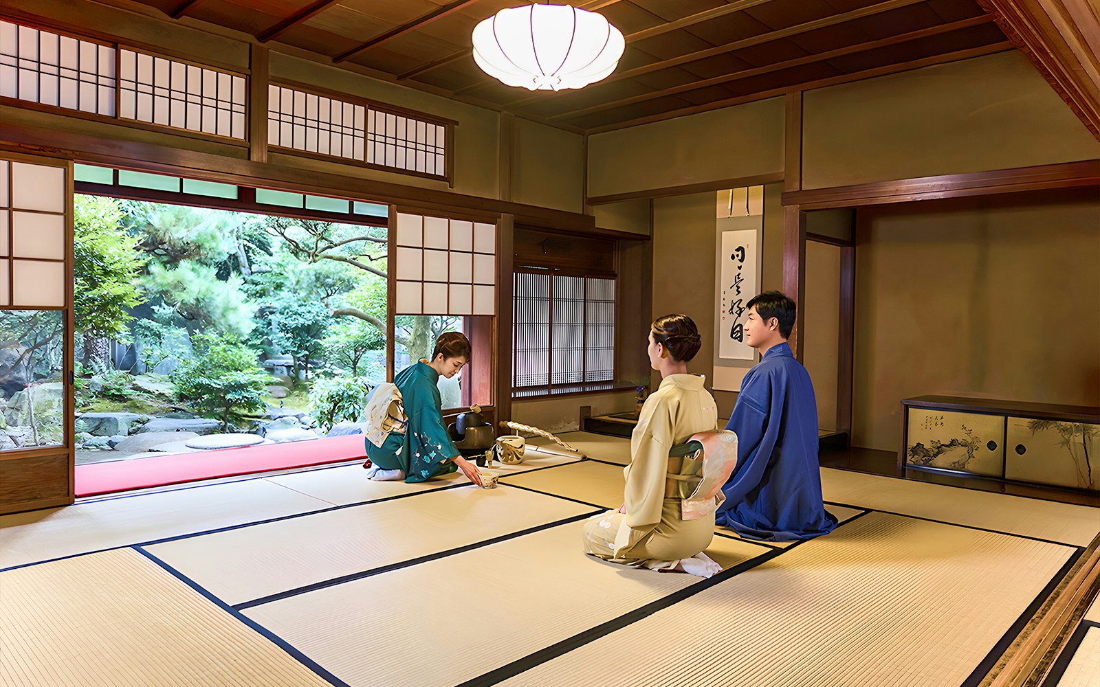Couple in kimonos at Tokyo Maikoya Tea Ceremony in Japan.