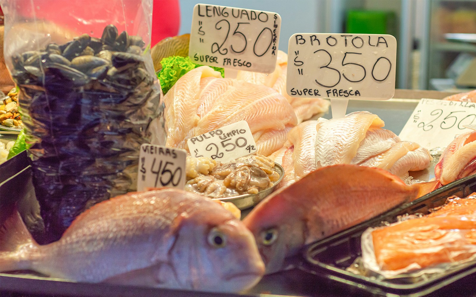 Varias clases de pescado, almacenados en un congelador, se venden en el Mercado del Puerto