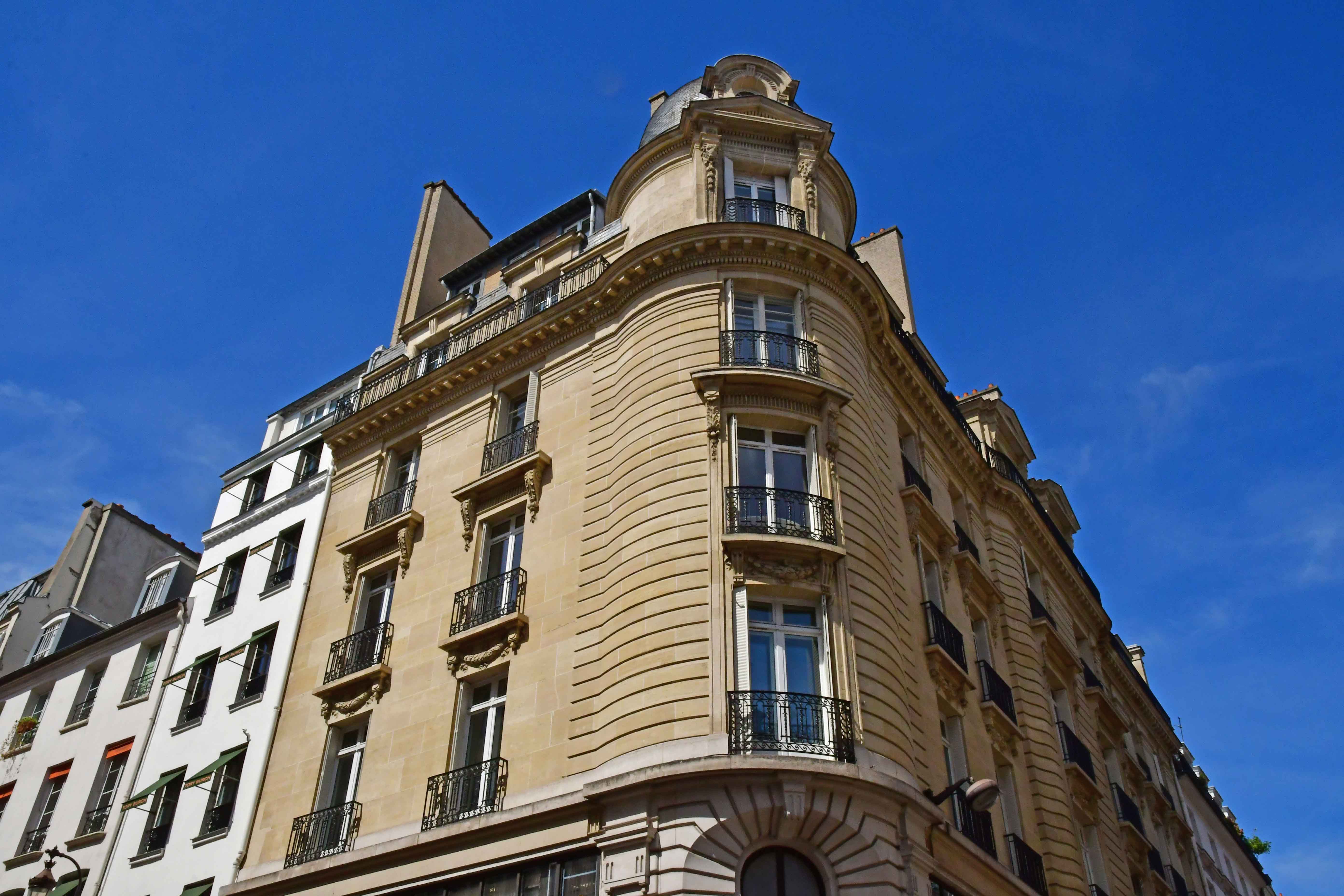 Shopping streets in paris