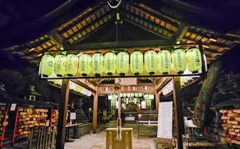 Illuminated lanterns at the entrance of Yasaka Shrine, Gion district, Kyoto, Japan.