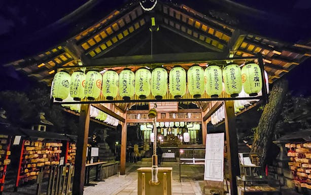 Illuminated lanterns at the entrance of Yasaka Shrine, Gion district, Kyoto, Japan.