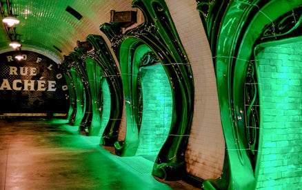 Green-tiled corridor at Harry Potter and the Battle at the Ministry, Epic Universe, Universal Orlando.