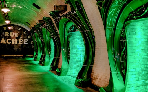 Green-tiled corridor at Harry Potter and the Battle at the Ministry, Epic Universe, Universal Orlando.