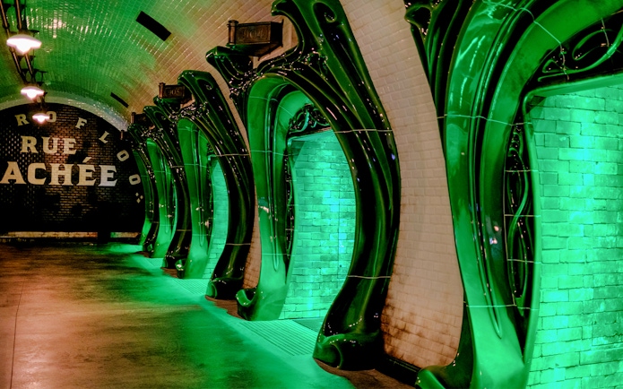 Green-tiled corridor at Harry Potter and the Battle at the Ministry, Epic Universe, Universal Orlando.