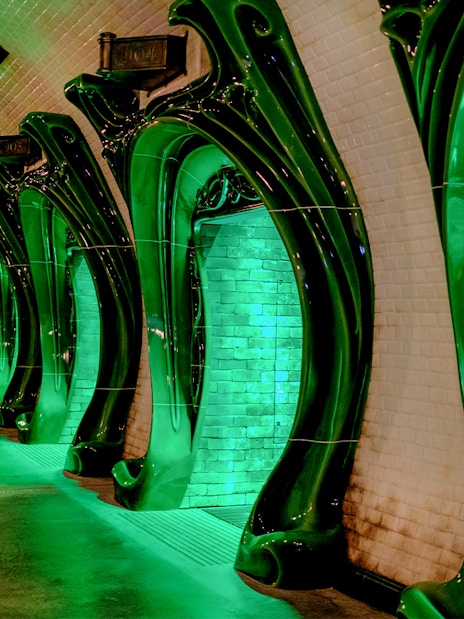 Green-tiled corridor at Harry Potter and the Battle at the Ministry, Epic Universe, Universal Orlando.