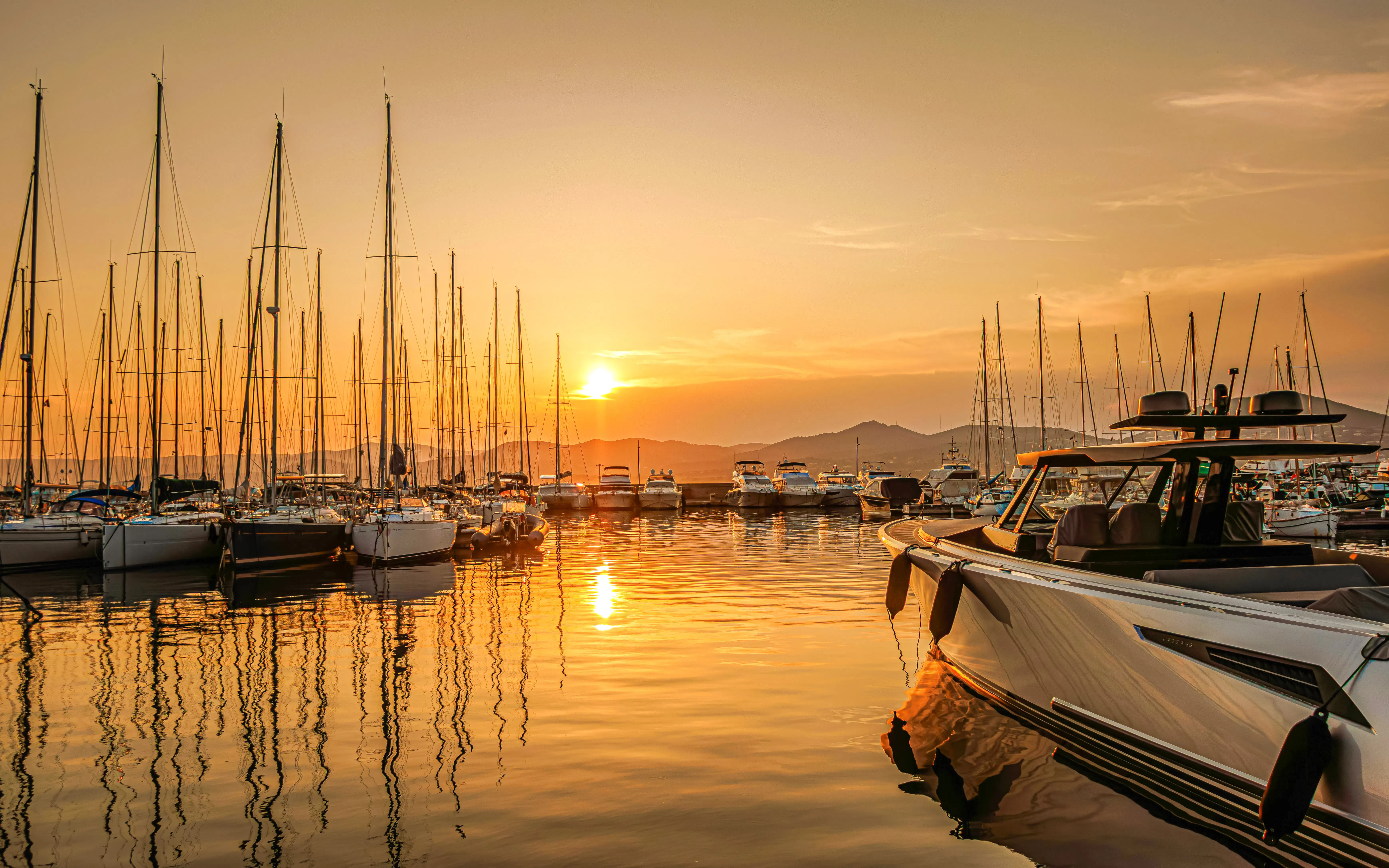 Den franske rivieraen ved solnedgang