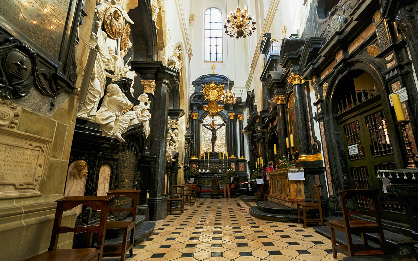 Tour guide leading a group at Wawel Cathedral, with a view of Old Town and St. Mary’s Basilica in Krakow, highlighting the unique architecture and historical significance of the tour