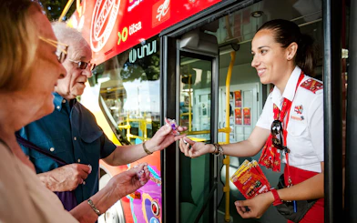 Guide interacting with tourists at Santa Cruz hop-on hop-off bus.