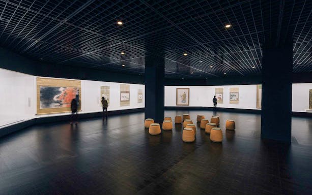 Exhibition room at The National Museum of Modern Art, Tokyo displaying traditional Japanese art.