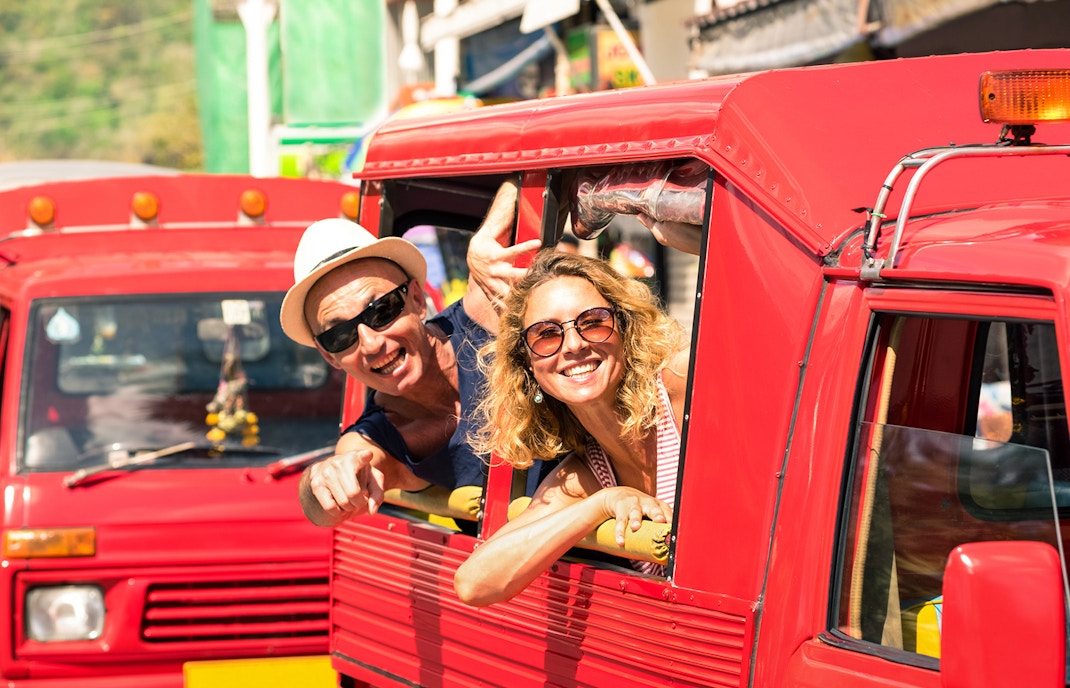 Casal em um táxi em Phuket