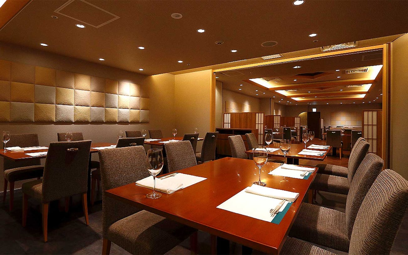 Elegant dining room at Tokyo Nadaman Shinjuku Hinkan for Omakase Kaiseki experience.