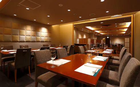 Elegant dining room at Tokyo Nadaman Shinjuku Hinkan for Omakase Kaiseki experience.