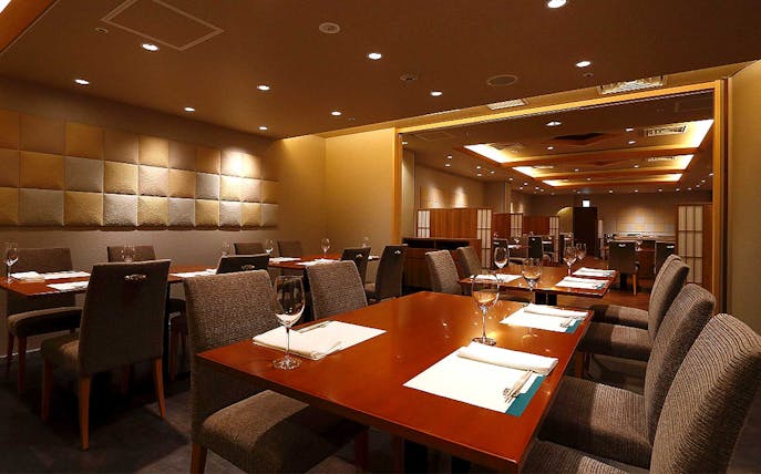 Elegant dining room at Tokyo Nadaman Shinjuku Hinkan for Omakase Kaiseki experience.