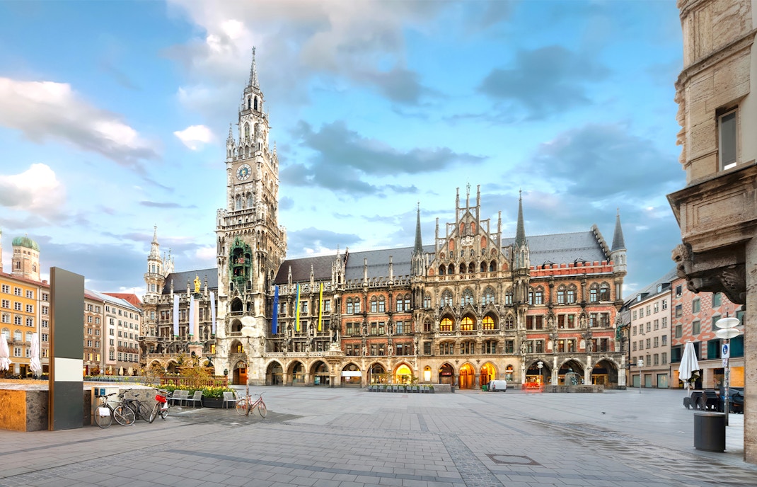 Marienplatz in Munich with the New Town Hall and bustling crowd.