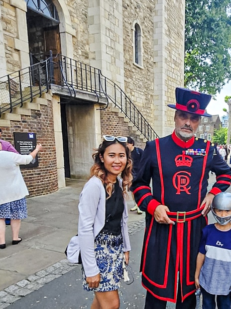 Beefeater with tourists at the Tower of London.