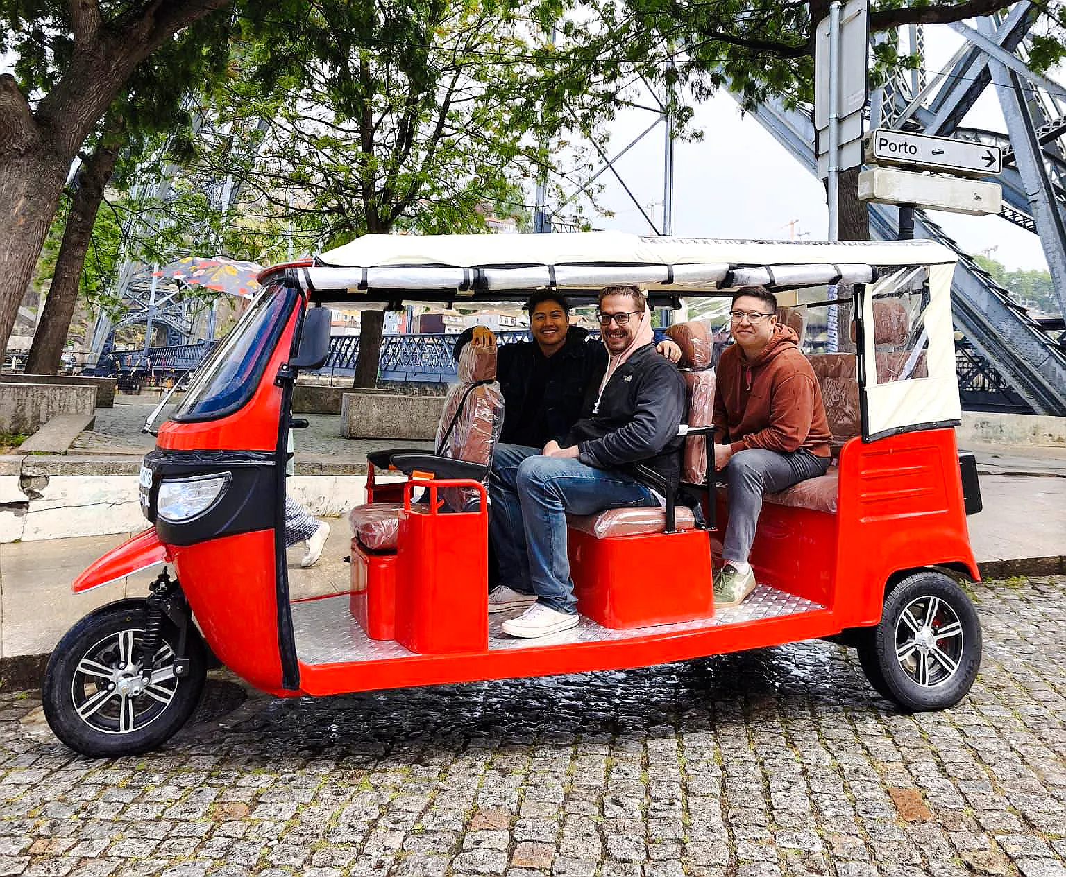 privat tuk-tuk-tur i porto med temaet «oppdagelsestiden», inkludert inngangsbillett til world of discoveries-museet-4