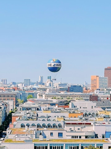Hot air balloon over Berlin skyline, Aufstieg mit dem Weltballon experience.