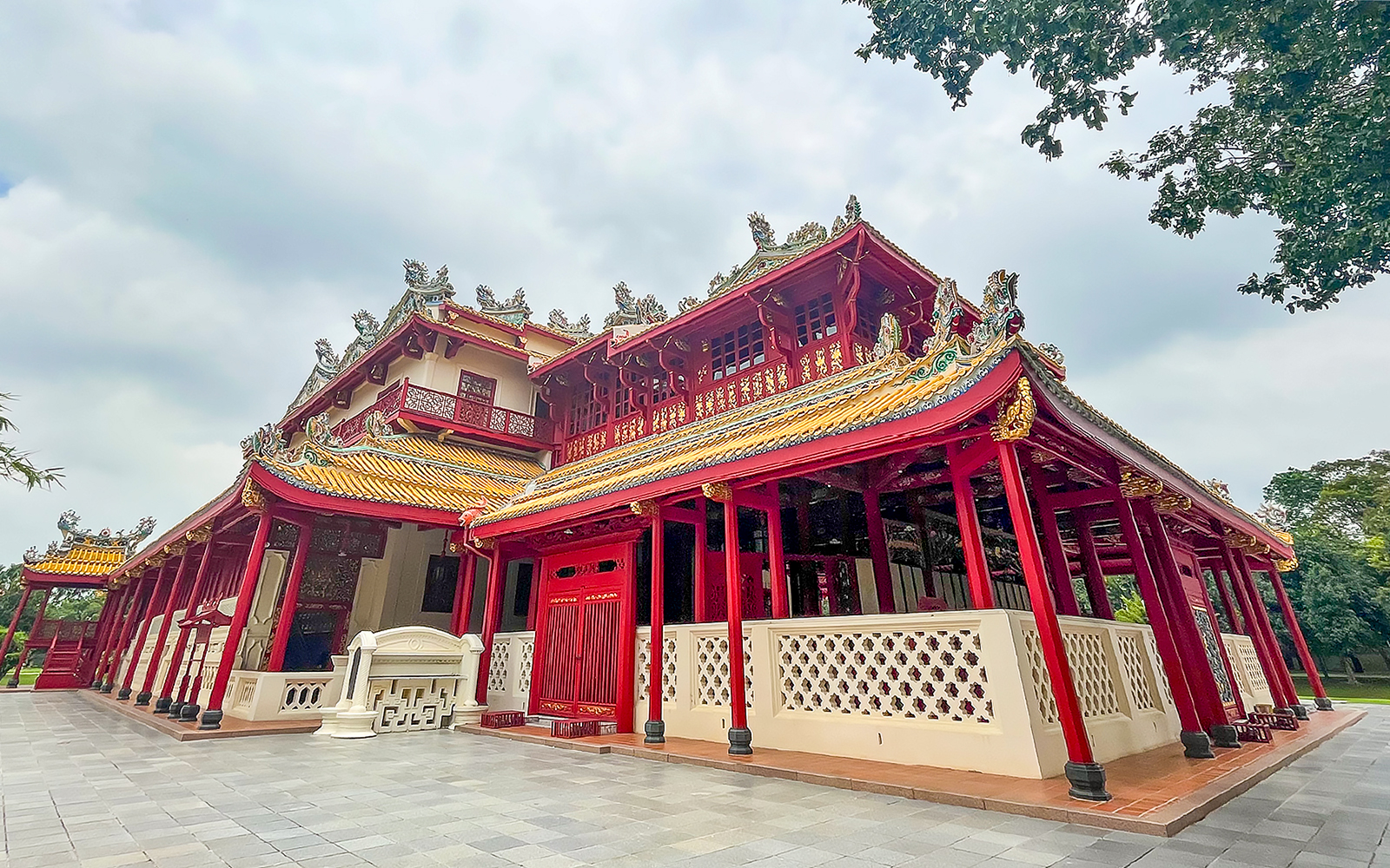 Phra Thinang Wehart Chamrun, red and gold Chinese-style building at Bang Pa-In Palace, Ayutthaya.