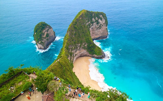 Tourists enjoying the view of Kelingking Beach, West Nusa Penida Island, Indonesia.