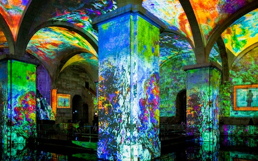 Projections of Monet and Klimt artworks at Mãe d'Água Reservoir exhibition.
