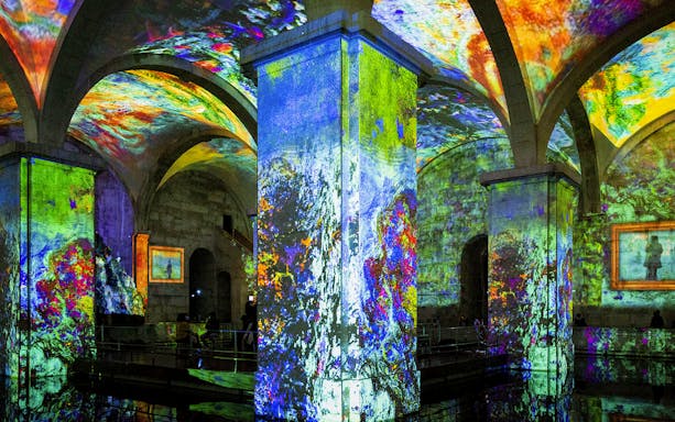 Projections of Monet and Klimt artworks at Mãe d'Água Reservoir exhibition.