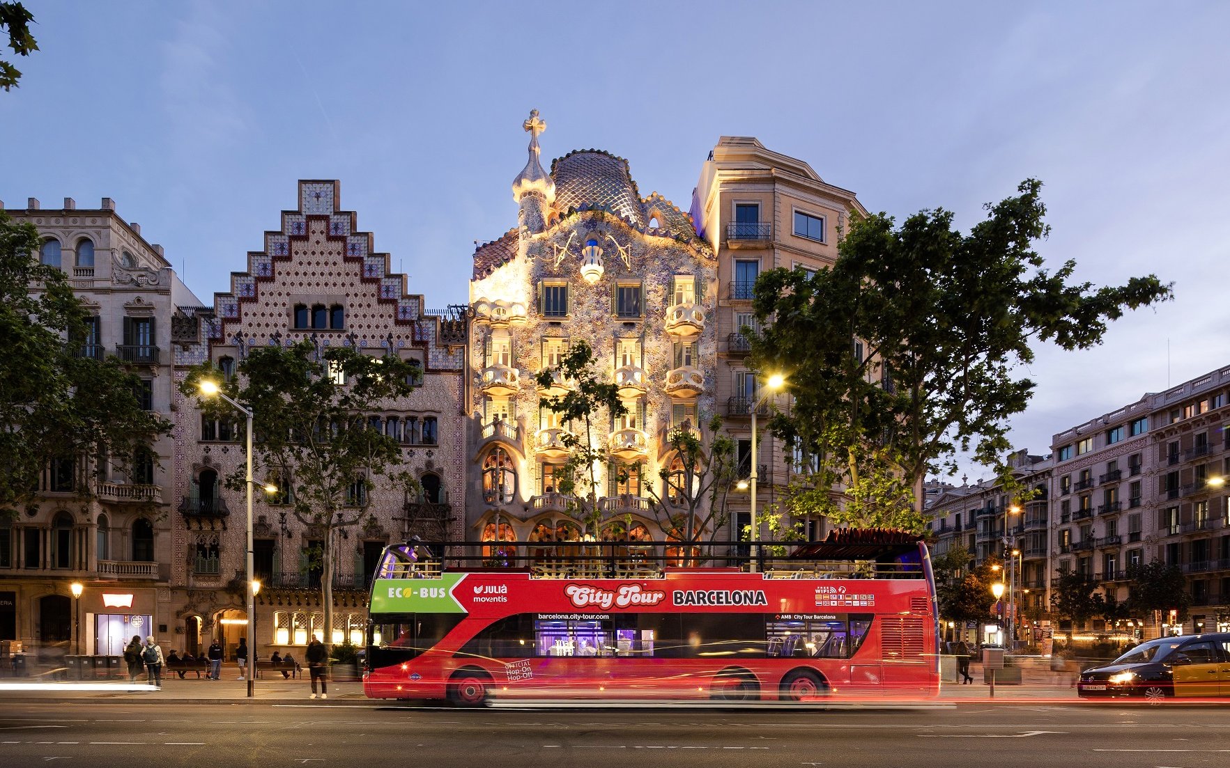 Barcelona city tour bus passing Casa Batlló at Christmas.